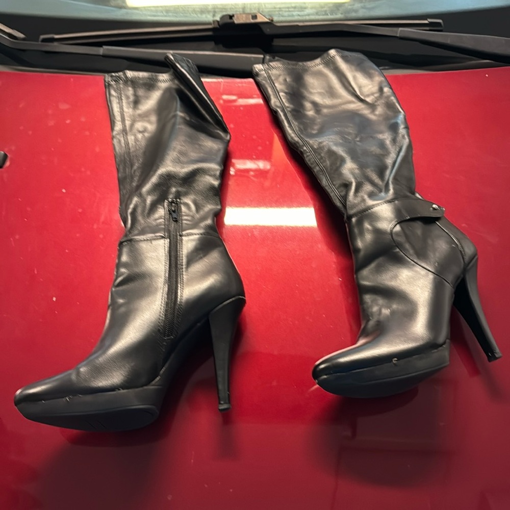 Women’s black boots.